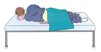 一名患者躺左側臥在床上脫去了長褲，下半身覆蓋著一塊青藍色的毛巾。
